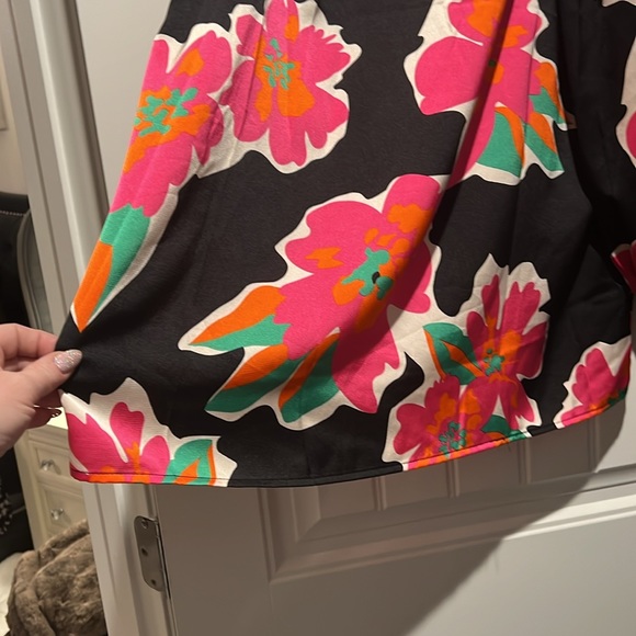 Gorgeous Entro floral blouse. NWT. Size XL. - Picture 5 of 10